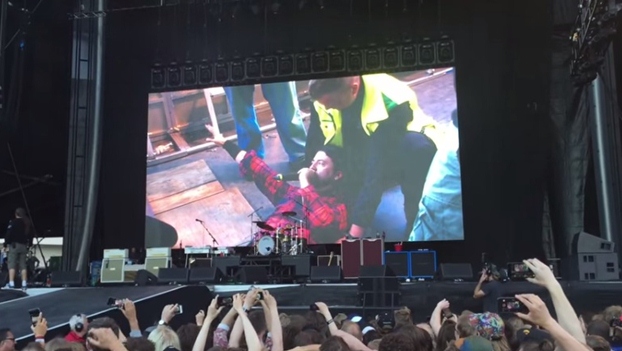 screen video of dave grohl breaking leg