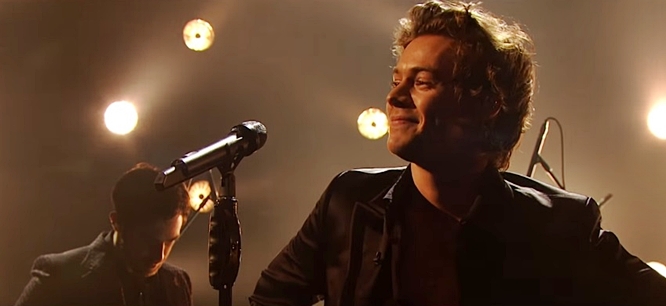 Harry Styles sings 'Sign of the Times' live on Graham Norton
