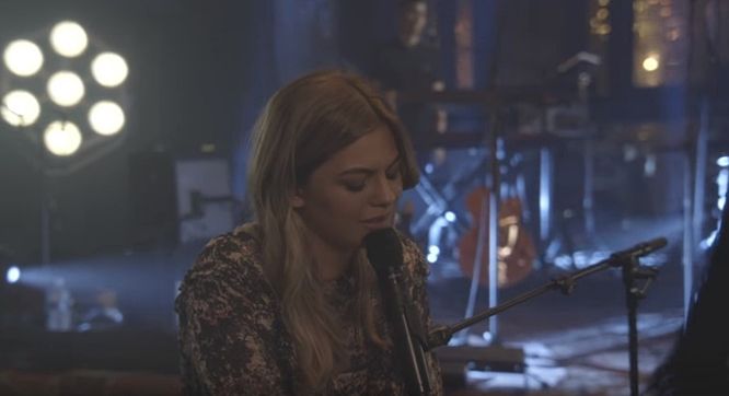 french singer louane s si t etais la is written about the death of her parents leo sigh