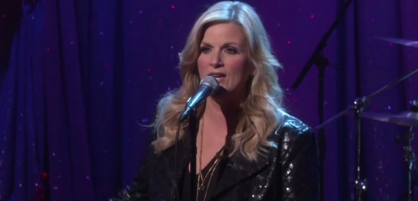 Trisha Yearwood Sings ‘PrizeFighter’ Live on The Ellen Show: Lovely (Video)