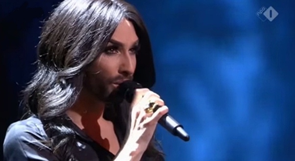 Conchita Sings ‘Heroes’ on TV Show van het Jaar and It’s Beautiful (Video)