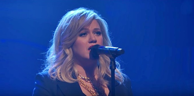 Kelly Clarkson gives her voice free rein in ‘Didn’t I’ and ‘I Don’t Think About You’ on Seth Meyers, and it’s beautiful