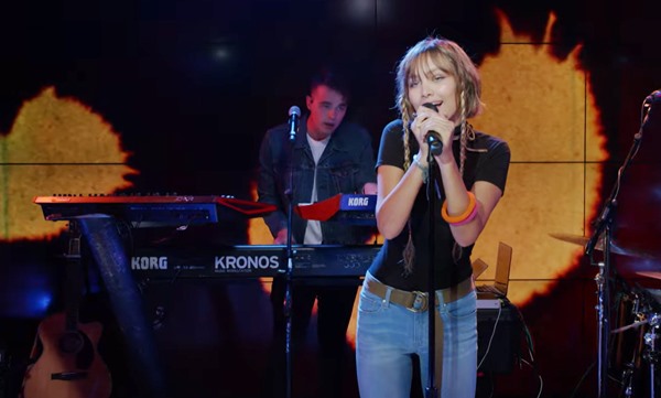 Grace VanderWaal’s ‘Ur So Beautiful’ live proves the talented singer doesn’t need auto-tune
