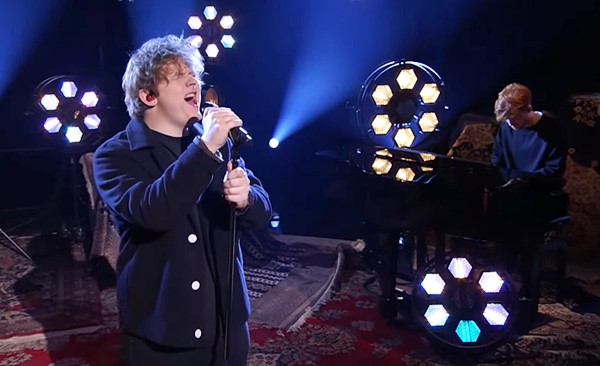 Lewis Capaldi performs ‘Bruises’ live on Skavlan and wow, those vocals