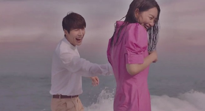 What is song playing as Chief Hong and Hye-jin are on the beach in the rain in Hometown Cha Cha Cha Episode 5?