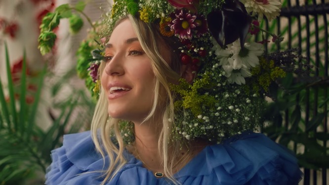 Lauren Daigle’s ‘Thank God I Do’ is BEAUTIFUL, even to this atheist, and its music video is GORGEOUS