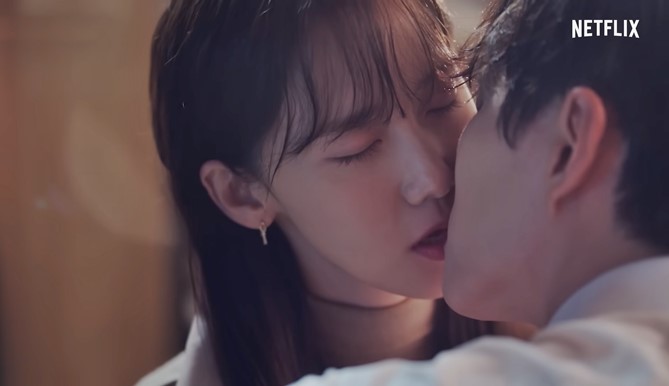 Watch Junho and YoonA kiss in King the Land Ep 8 – beautifully filmed, perfectly acted, wonderful scene