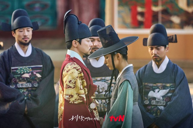 Captivating the King Episode 5 ratings are illustrated here with a still from the episode of actors Jo Jung Suk, Shin Se Kyung