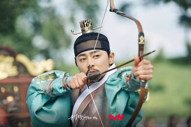 Jo Jung Suk with a bow and arrow in Captivating the King, Episode 7 -- the tvN still illustrates the article "Captivating the King, Episode 7 ratings fall".