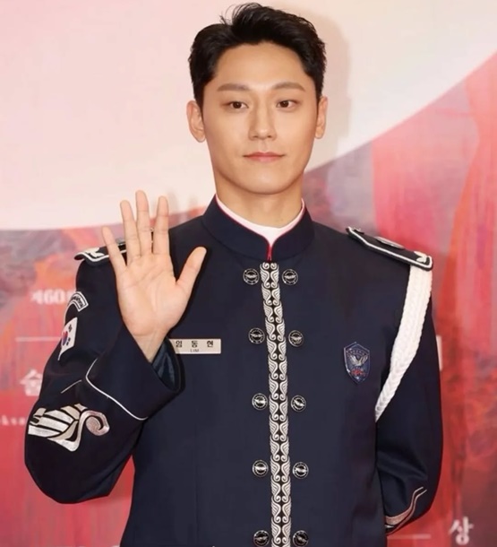 Lee Do Hyun finally out of the military after 21 months in the Air Force band